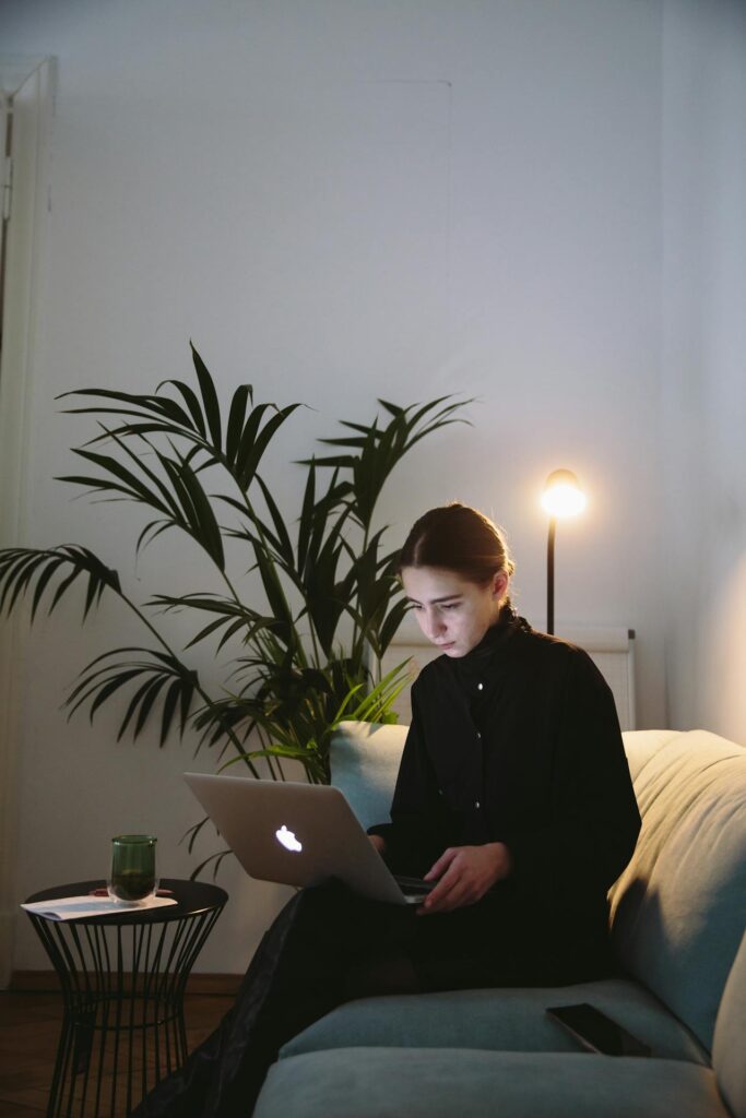 characteristics of virtual assistants from south america